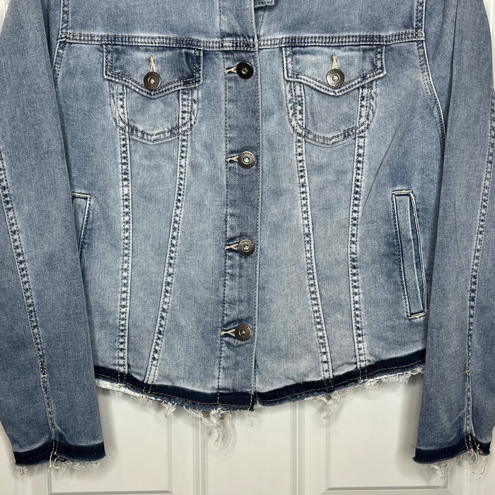 Torrid Frayed Hem Light Wash‎ Denim Jacket Torrid 1 / Plus 1X Trucker Distressed - Picture 3 of 6
